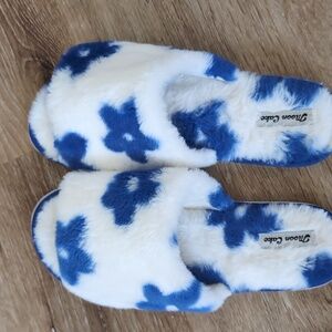 Open toed slippers